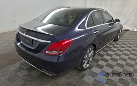 2018 Mercedes-Benz C 300 z USA, uszkodzony, nr VIN 55SWF4JB5JU246186
